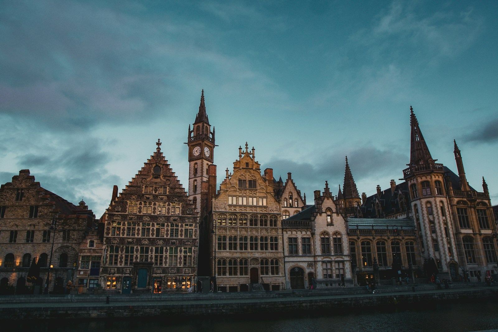 Historische gevels aan de Graslei in Gent bij valavond