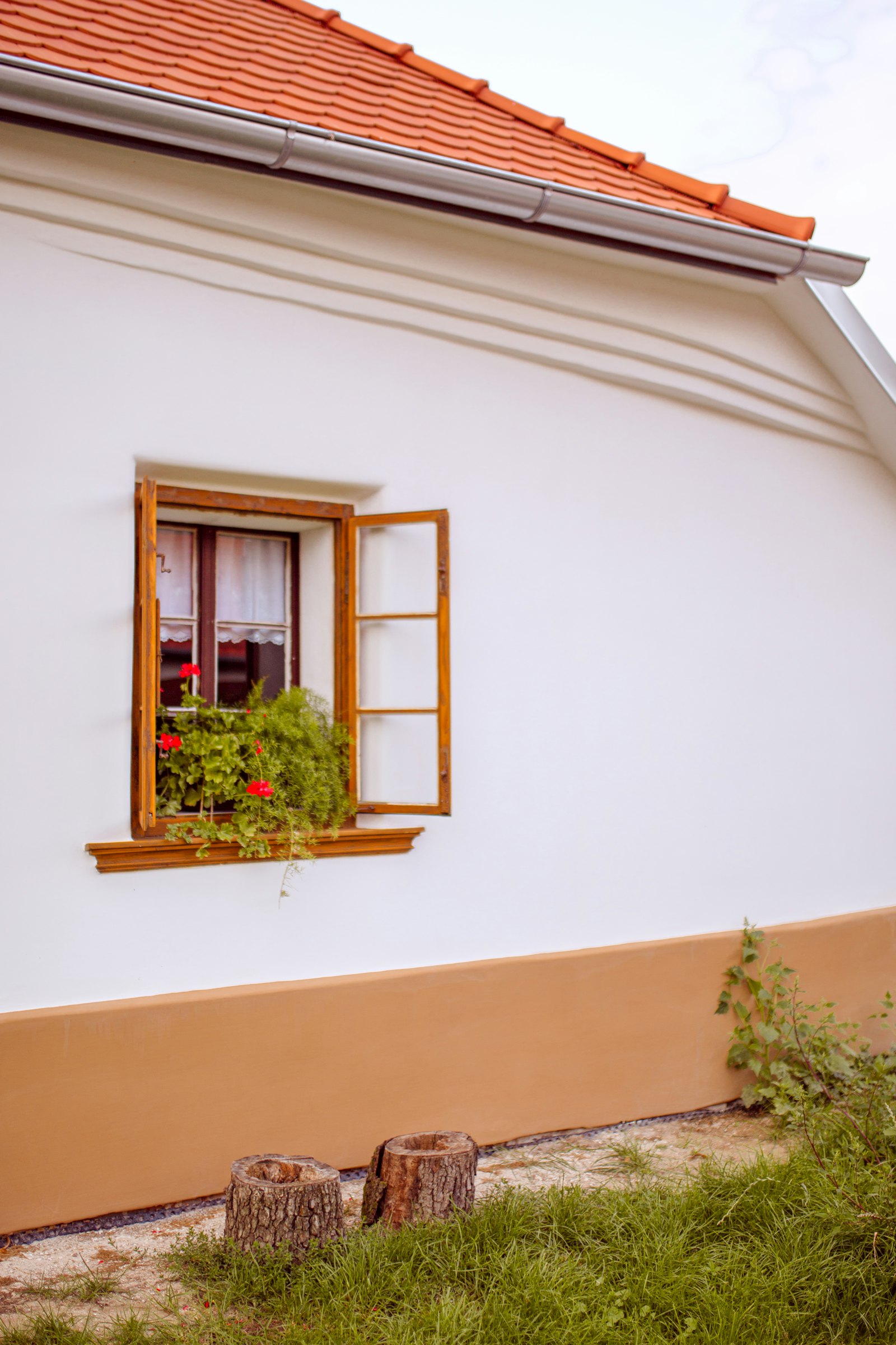 Woning met witte crepigevel en zwart buitenschrijnwerk